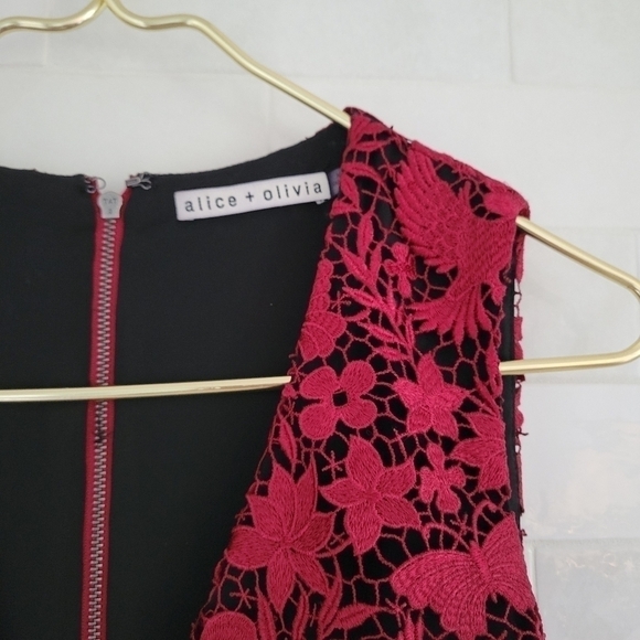 Alice + Olivia Katia Ruffled Lace Sheath Dress Sleeveless Red Black Form-Fitting - Picture 3 of 8
